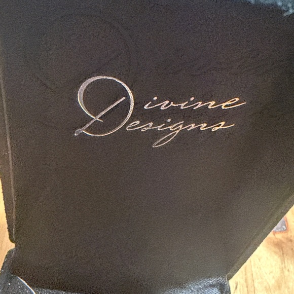 🖤Divine Designs Destiny Rhinestone Necklace🖤 - Picture 2 of 5